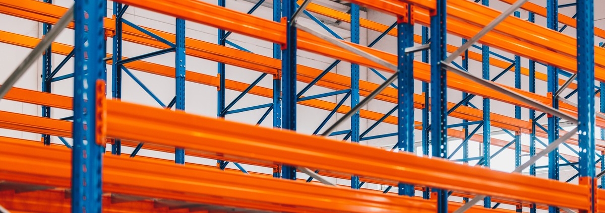 Entrepôt industriel avec rayonnage à palettes lourdes et cantilever pour pièces longues