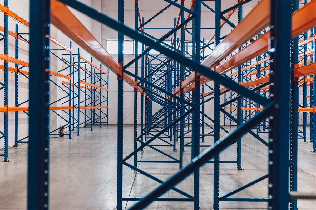 Tableau comparatif des critères de choix entre rack à palettes, cantilever, drive-in et rayonnage dynamique